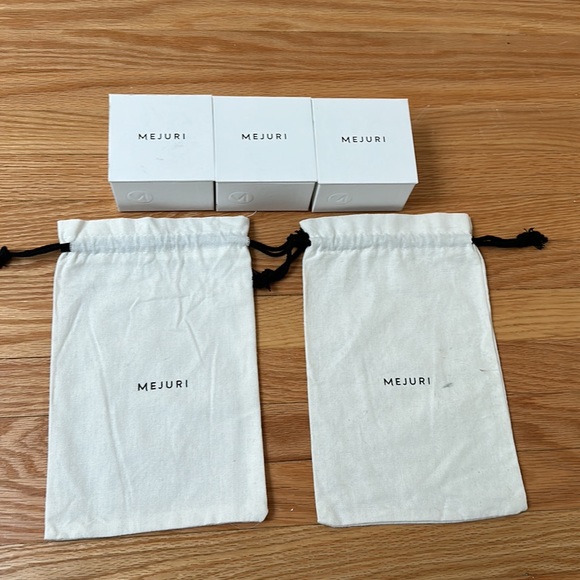 Mejuri boxes (3) black pouches (3) and dust bags (2) - Picture 4 of 4